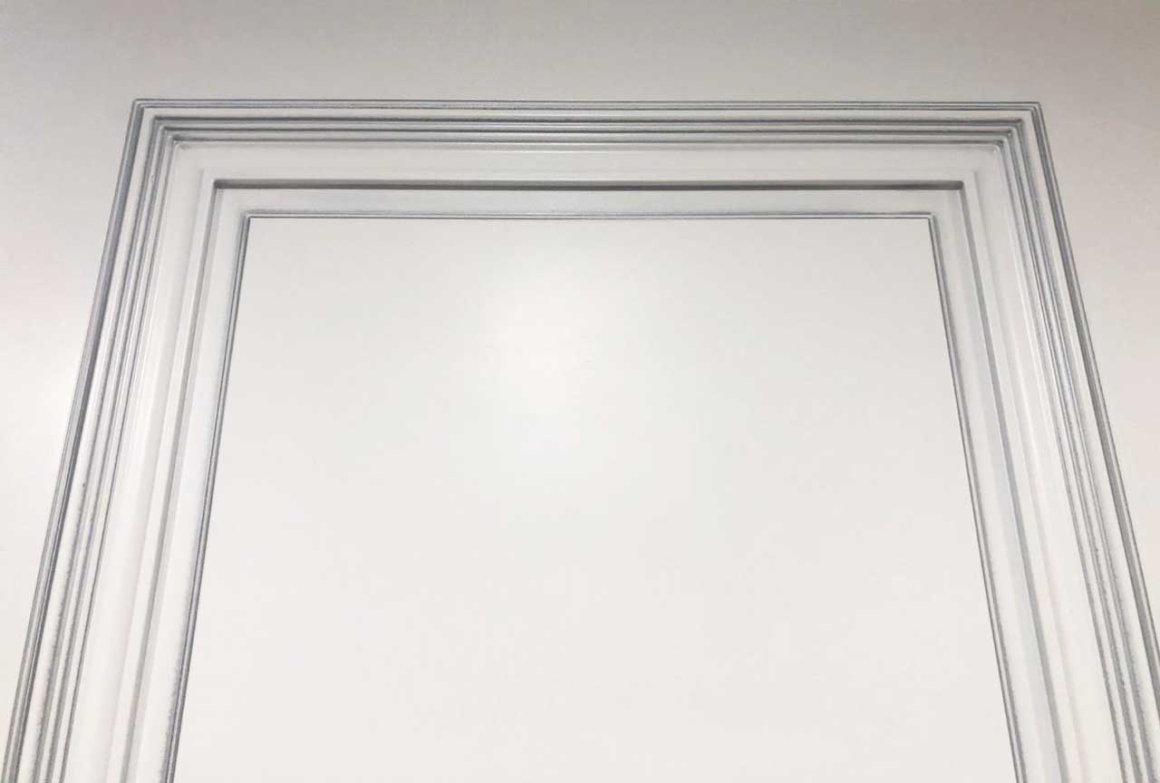 Дверь межкомнатная Багет-32 эмаль белая RAL9003 с патиной серебро глухая